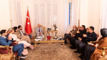 سفير تركيا: نولي اهتماما خاصا لدعم التواصل بين رجال الأعمال وشركات السياحة بالبلدين سفير تركيا: نولي اهتماما خاصا لدعم التواصل بين رجال الأعمال وشركات السياحة بالبلدين