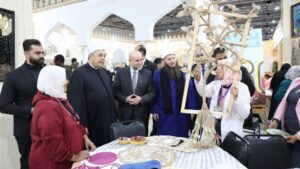 قاضي قضاة فلسطين يتفقد جناح الأزهر بمعرض الكتاب