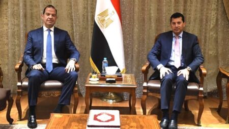 وزير الشباب يبحث مع رئيس شركة استادات دعم الاتحادات والتعاون المشترك