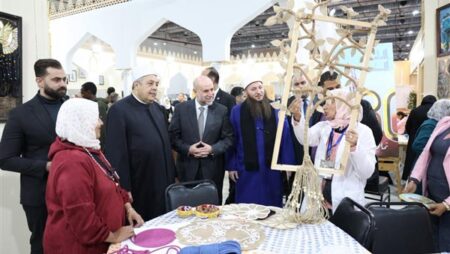 قاضي قضاة فلسطين يتفقد جناح الأزهر بمعرض الكتاب