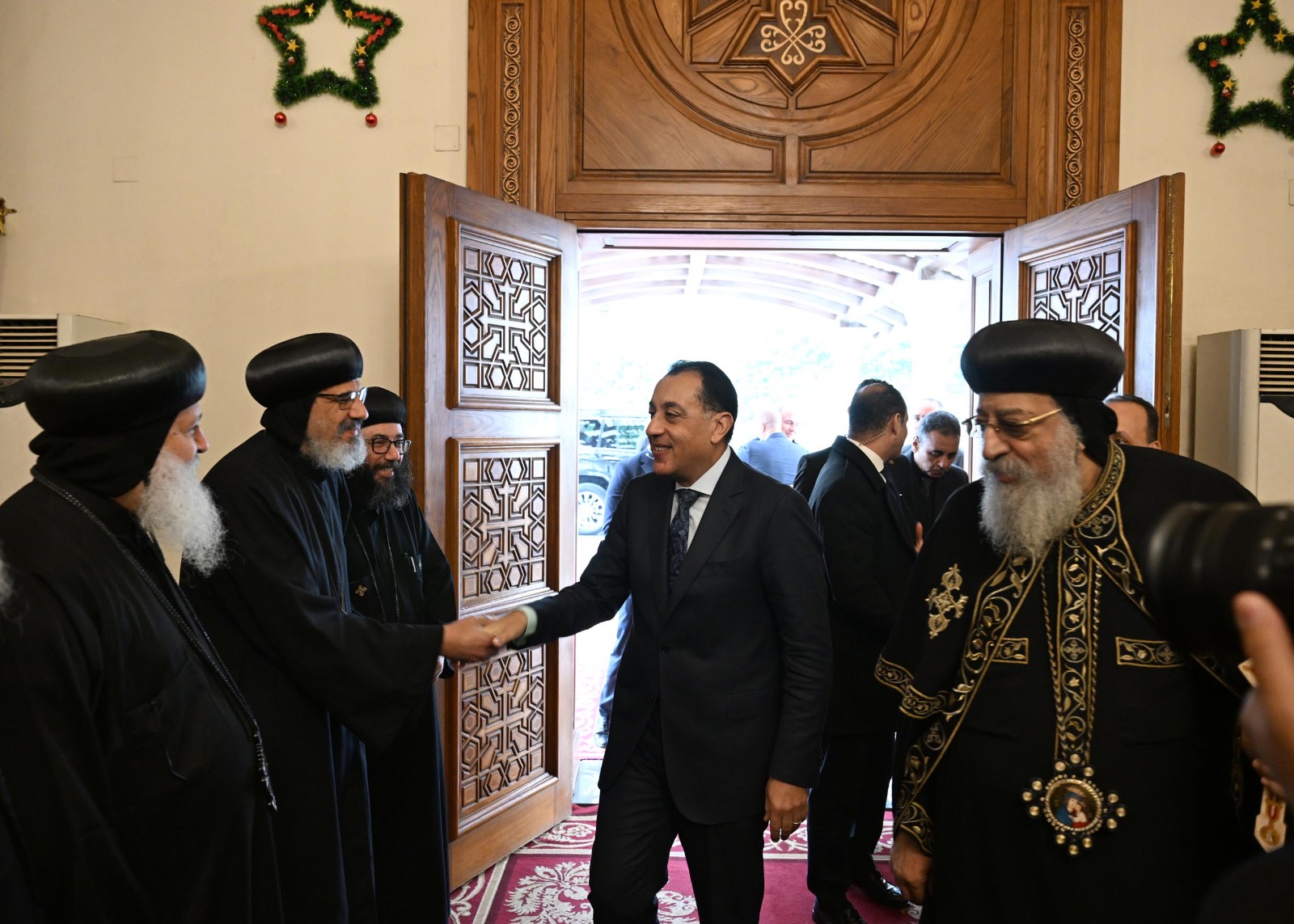 رئيس الوزراء يهنئ البابا تواضروس بعيد الميلاد المجيد.. صور