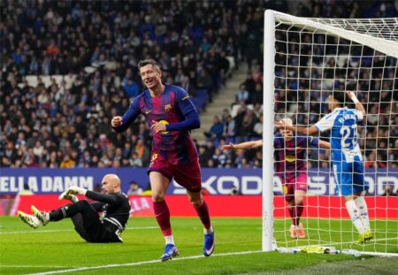 صفقة محتملة تغازل برشلونة لخلافة ليفاندوفسكي الصيف المقبل