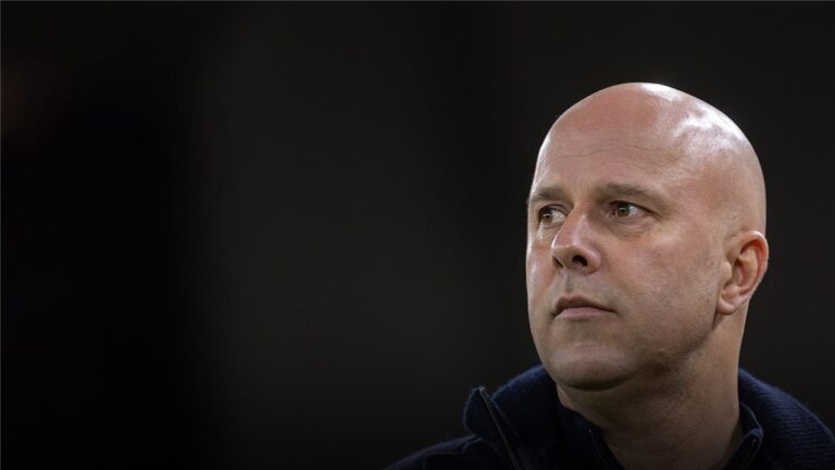 سلوت يوضح موقف إيكتيكي من مواجهة آرسنال.. ويؤكد: يمكننا الفوز باللقب في أسوأ حالاتنا سلوت يوضح موقف إيكتيكي من مواجهة آرسنال.. ويؤكد: يمكننا الفوز باللقب في أسوأ حالاتنا