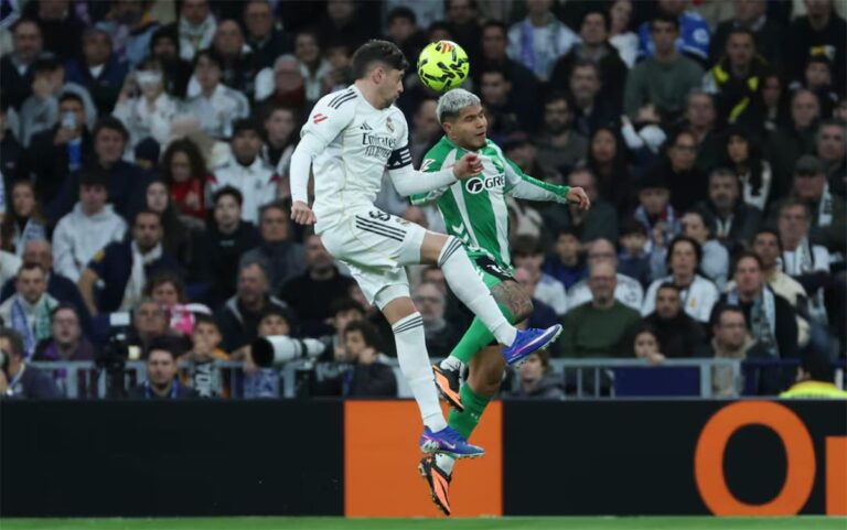 فيديو | بطريقة رائعة.. كوتشو هيرنانديز يسجل هدف ريال بيتيس الأول أمام ريال مدريد فيديو | بطريقة رائعة.. كوتشو هيرنانديز يسجل هدف ريال بيتيس الأول أمام ريال مدريد