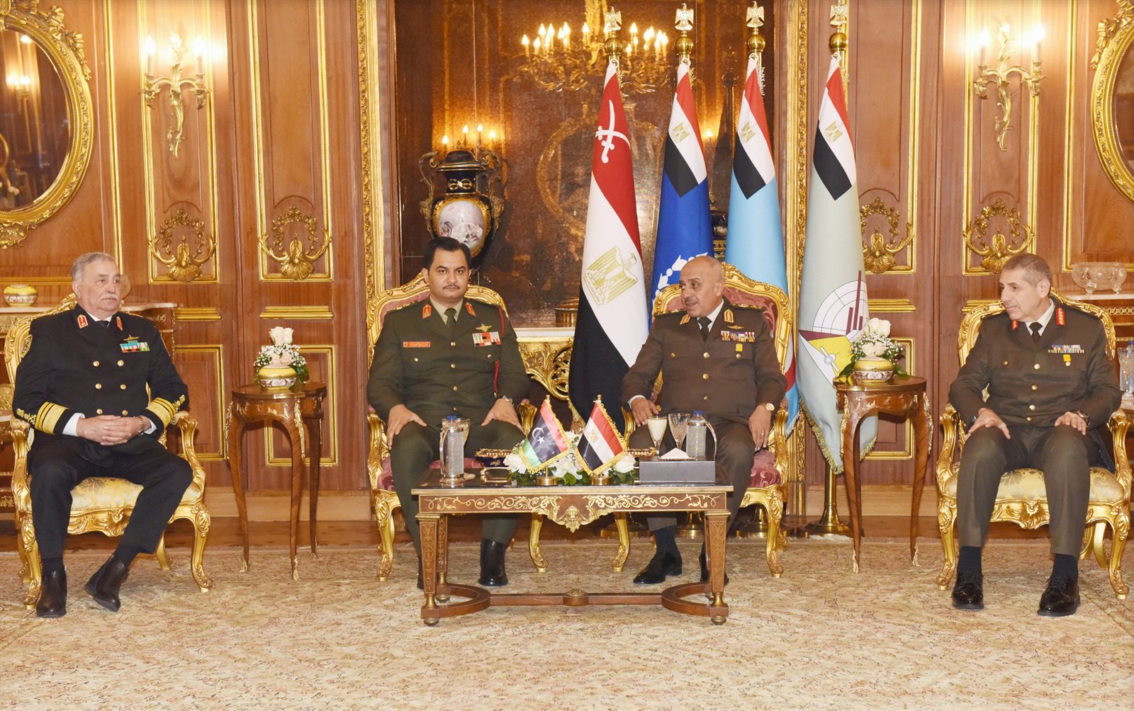 وزير الدفاع ورئيس أركان حرب القوات المسلحة يلتقيان نائب القائد العام للجيش الوطنى الليبى.. شاهد