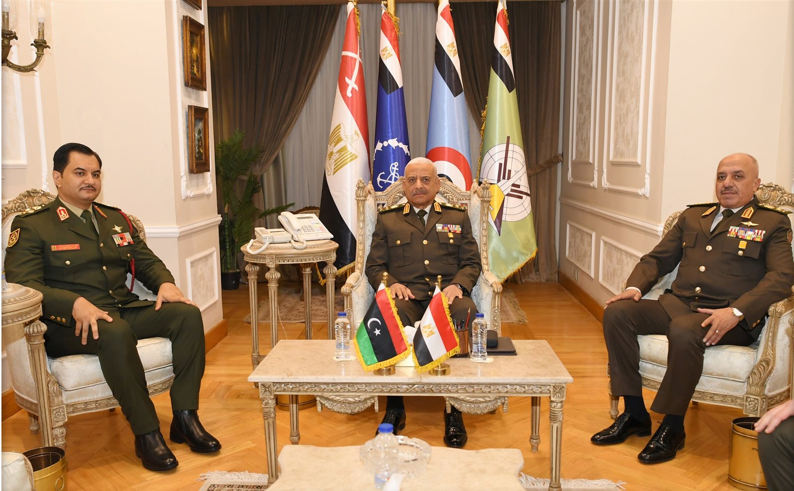 وزير الدفاع ورئيس أركان حرب القوات المسلحة يلتقيان نائب القائد العام للجيش الوطنى الليبى.. شاهد