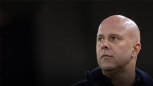 ذا أتلتيك تحسم موقف أرني سلوت من الإقالة بعد تراجع نتائج ليفربول هذا الموسم