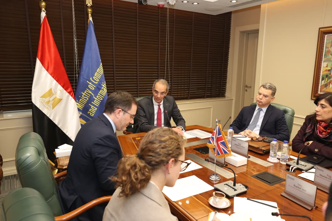 وزير الاتصالات يبحث مع سفير المملكة المتحدة تعزيز الاستثمارات البريطانية في التعهيد وتكنولوجيا المعلومات