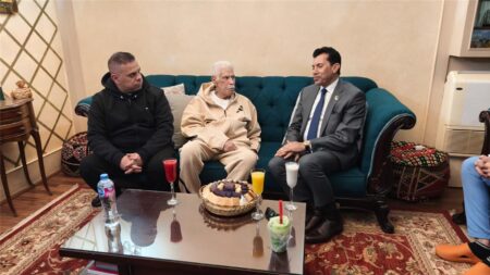 صور وزير الشباب والرياضة يزور حسن شحاتة في منزله
