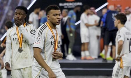 خبير نفسي يهاجم مبابي بعد واقعة الممر الشرفي أمام برشلونة في نهائي السوبر الإسباني