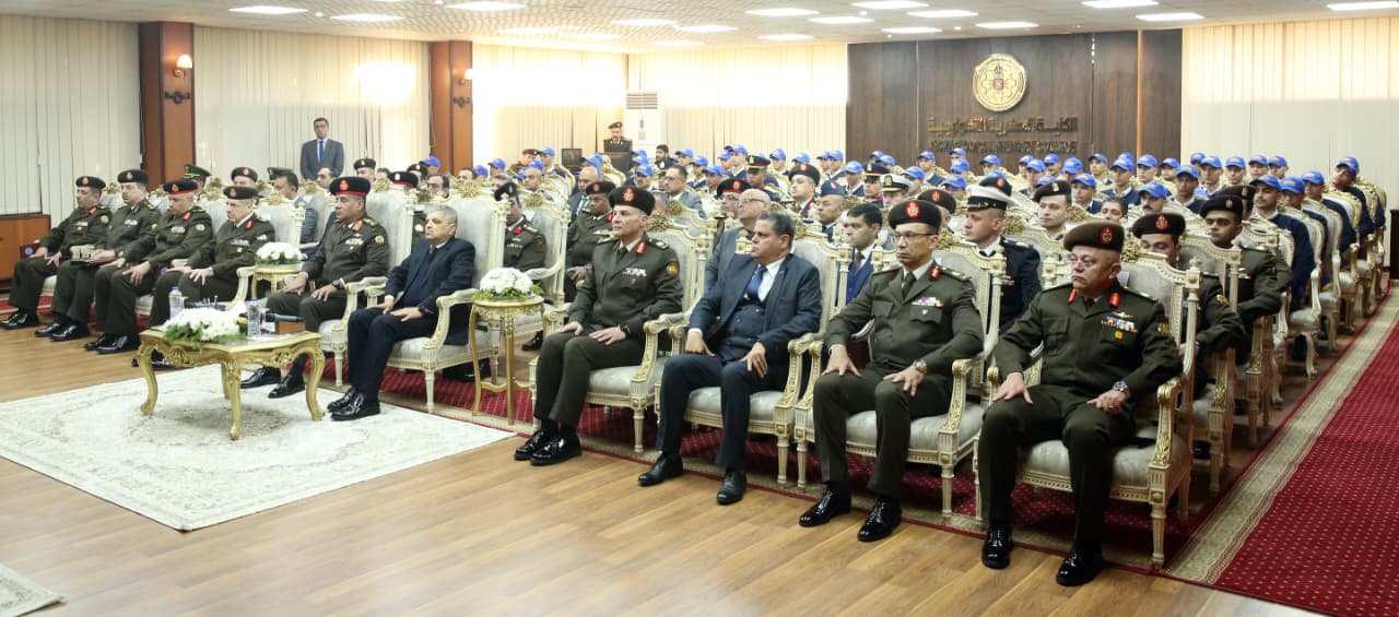 الكلية العسكرية التكنولوجية تحتفل بتخريج الدورة التدريبية الأولى لطلبة مركز التدريب المهنى التابع لهيئة قناة السويس.. صور
