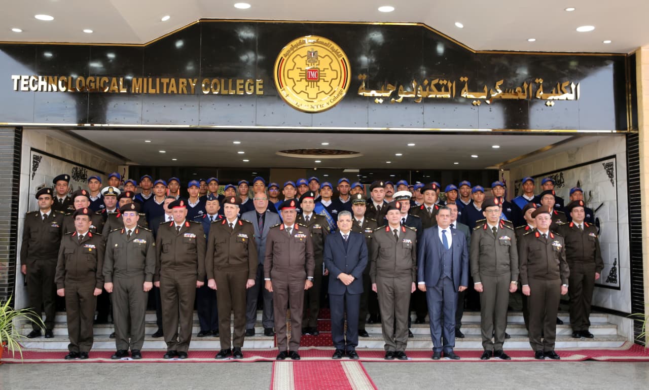 الكلية العسكرية التكنولوجية تحتفل بتخريج الدورة التدريبية الأولى لطلبة مركز التدريب المهنى التابع لهيئة قناة السويس.. صور