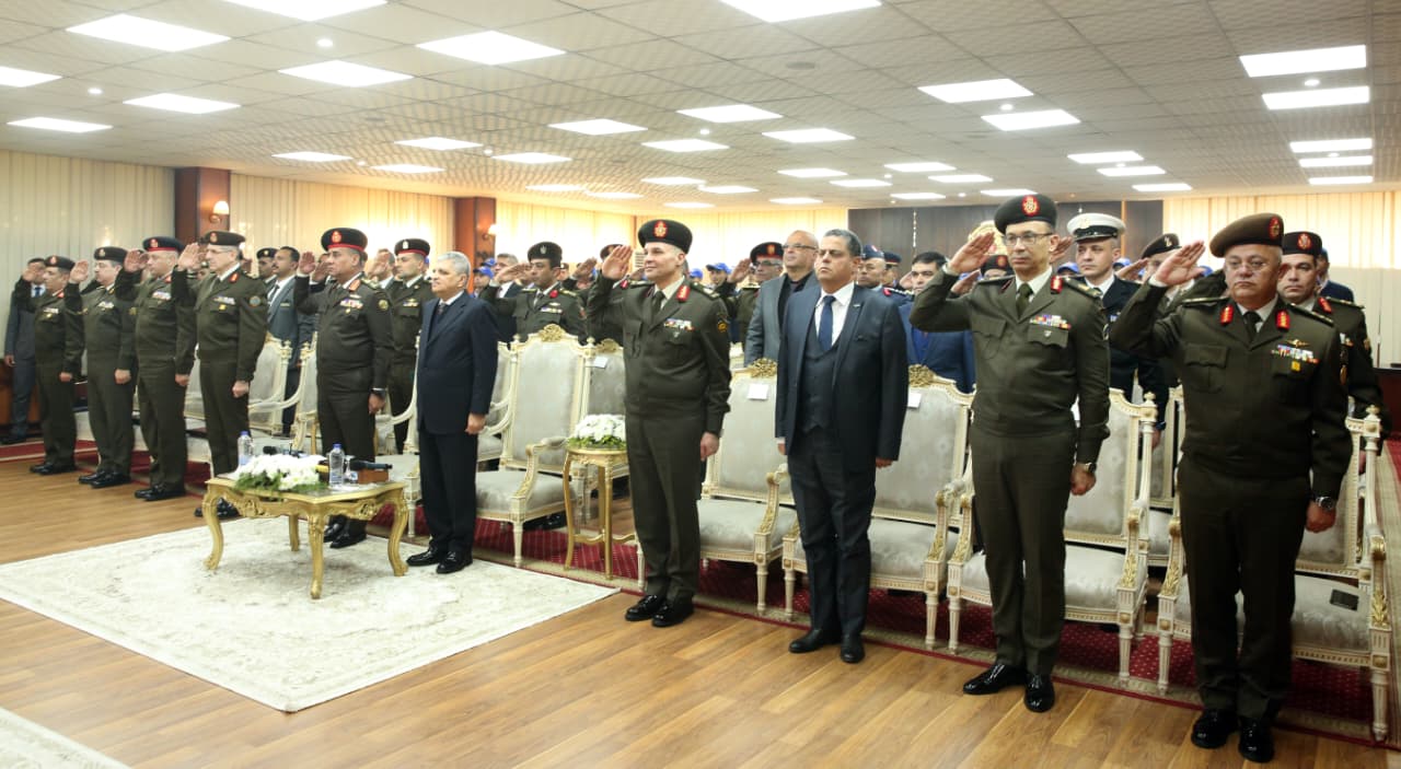 الكلية العسكرية التكنولوجية تحتفل بتخريج الدورة التدريبية الأولى لطلبة مركز التدريب المهنى التابع لهيئة قناة السويس.. صور