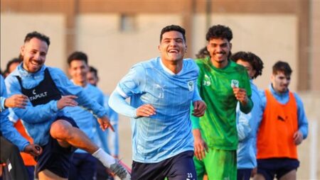 لاعبو المصري يستقبلون مصطفى العش في أول ظهور له بتدريبات الفريق