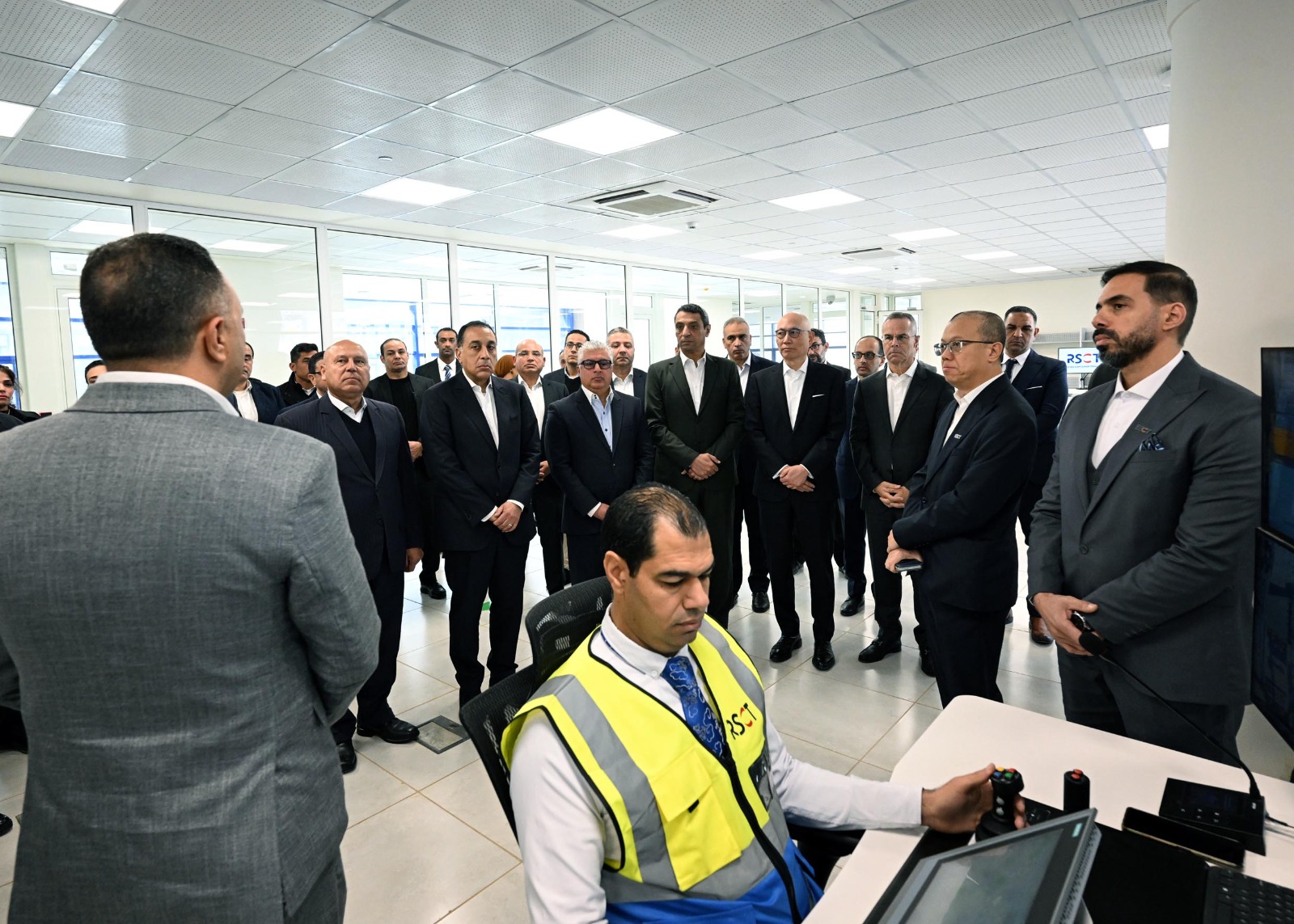 مدبولي يتفقد محطة البحر الأحمر لتداول الحاويات رقم 1 RSCT بميناء السخنة.. صور