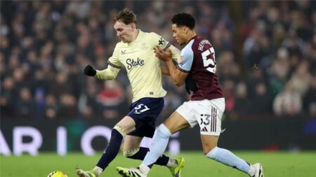 فيديو | أستون فيلا يرفض المركز الثاني ويسقط أمام إيفرتون في الدوري الإنجليزي