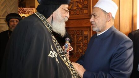 شيخ الأزهر يجري اتصالا هاتفيا بقداسة البابا تواضروس للاطمئنان على صحته