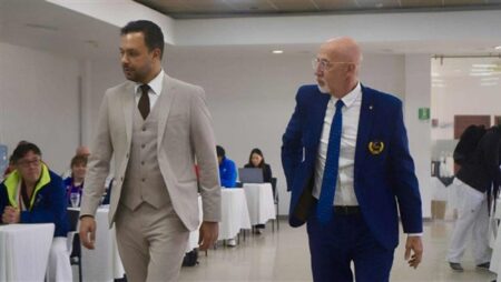 محمد شعبان يحاضر مع مسئولي الاتحاد العالمي للتايكوندو في معسكر الحكام الدولي