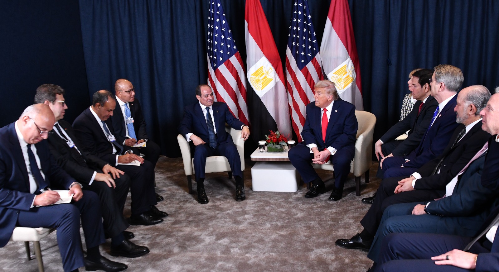 5 صور ترصد لقاء السيسي وترامب بــ" دافوس "