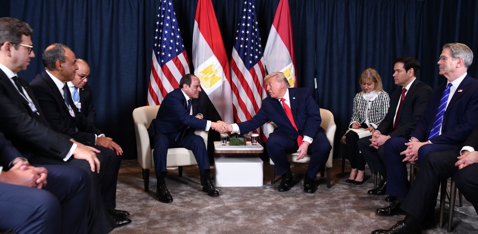 5 صور ترصد لقاء السيسي وترامب بــ" دافوس "