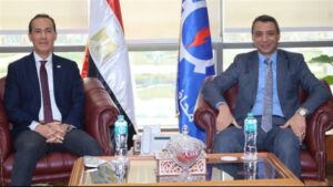 محافظ السويس ورئيس جهاز تنمية التجارة الداخلية يناقشان استكمال المستودع الاستراتيجي