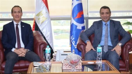 محافظ السويس ورئيس جهاز تنمية التجارة الداخلية يناقشان استكمال المستودع الاستراتيجي