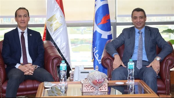 محافظ السويس ورئيس جهاز تنمية التجارة الداخلية يناقشان استكمال المستودع الاستراتيجي