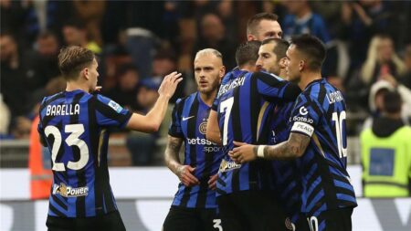 لاعب إنتر ميلان مستعد لتدعيم دفاع برشلونة في الصيف