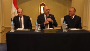 تسليم عقود عمل لذوي همم.. وقافلة طبية للكشف على العمال