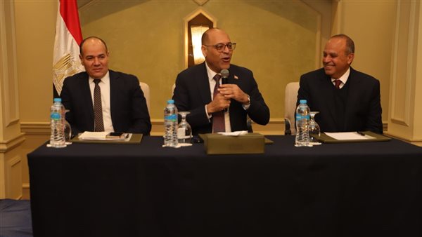 تسليم عقود عمل لذوي همم.. وقافلة طبية للكشف على العمال تسليم عقود عمل لذوي همم.. وقافلة طبية للكشف على العمال