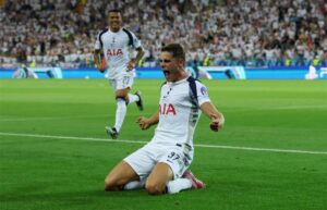 مدرب توتنهام يوضح موقفه من بيع فان دي فين إلى ليفربول