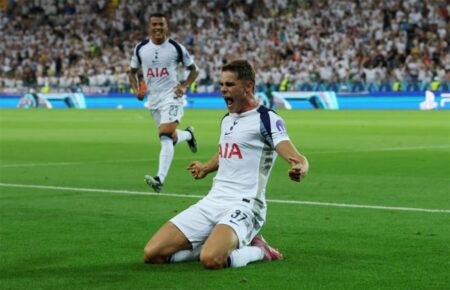 مدرب توتنهام يوضح موقفه من بيع فان دي فين إلى ليفربول مدرب توتنهام يوضح موقفه من بيع فان دي فين إلى ليفربول