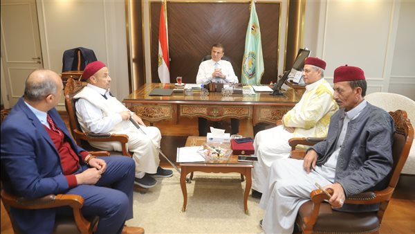 وزير الزراعة يلتقي وفد من عمد ومشايخ مطروح ويوجه بدعم المزارعين وزير الزراعة يلتقي وفد من عمد ومشايخ مطروح ويوجه بدعم المزارعين