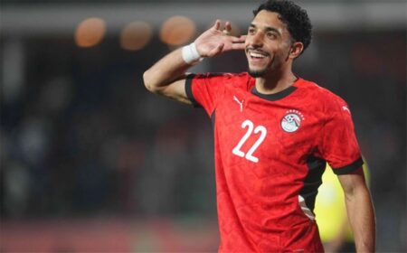 عملاق إنجليزي يستعد لضم عمر مرموش بعد توصله لاتفاق مع ماتيتا