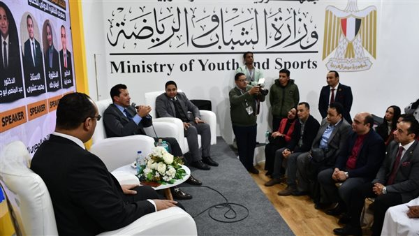 صبحي يشهد الجلسة الحوارية «من الفكرة إلى الكيان» بجناح وزارة الشباب في معرض القاهرة الدولي للكتاب صبحي يشهد الجلسة الحوارية «من الفكرة إلى الكيان» بجناح وزارة الشباب في معرض القاهرة الدولي للكتاب