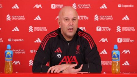 سلوت يوجه صدمة لجماهير ليفربول ويصرّح: لاعبنا يقدم موسمًا رائعًا
