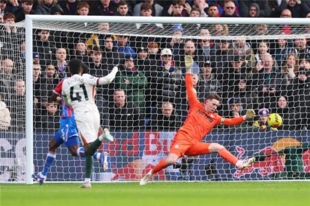 فيديو | تشيلسي يتخطى كريستال بالاس بثلاثية ويصعد للمركز الرابع في الدوري الإنجليزي