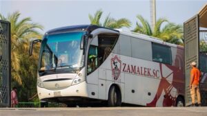 حافلة الزمالك تصل استاد هيئة قناة السويس استعدادًا لكايزر تشيفز بالكونفدرالية