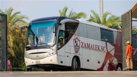 حافلة الزمالك تصل برج العرب لمواجهة المصري