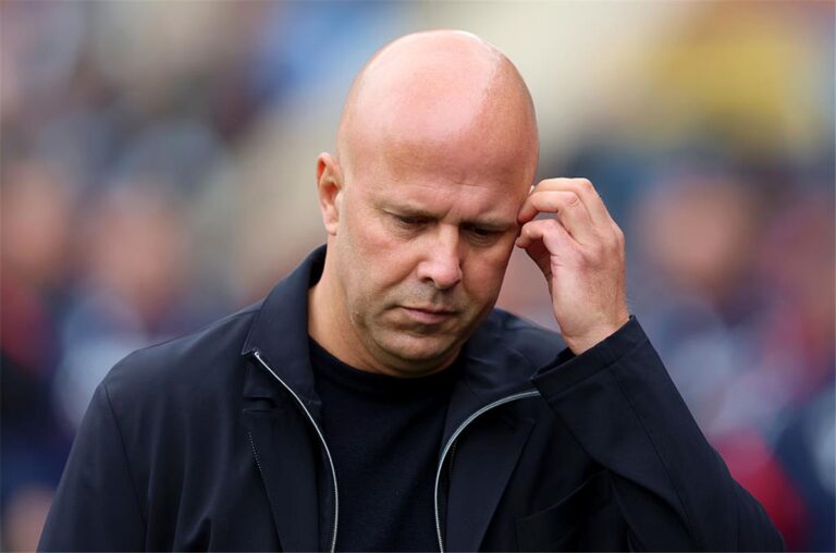 جاري نيفيل منتقدًا سلوت: لن أصدق ما قلته عن وضع ليفربول