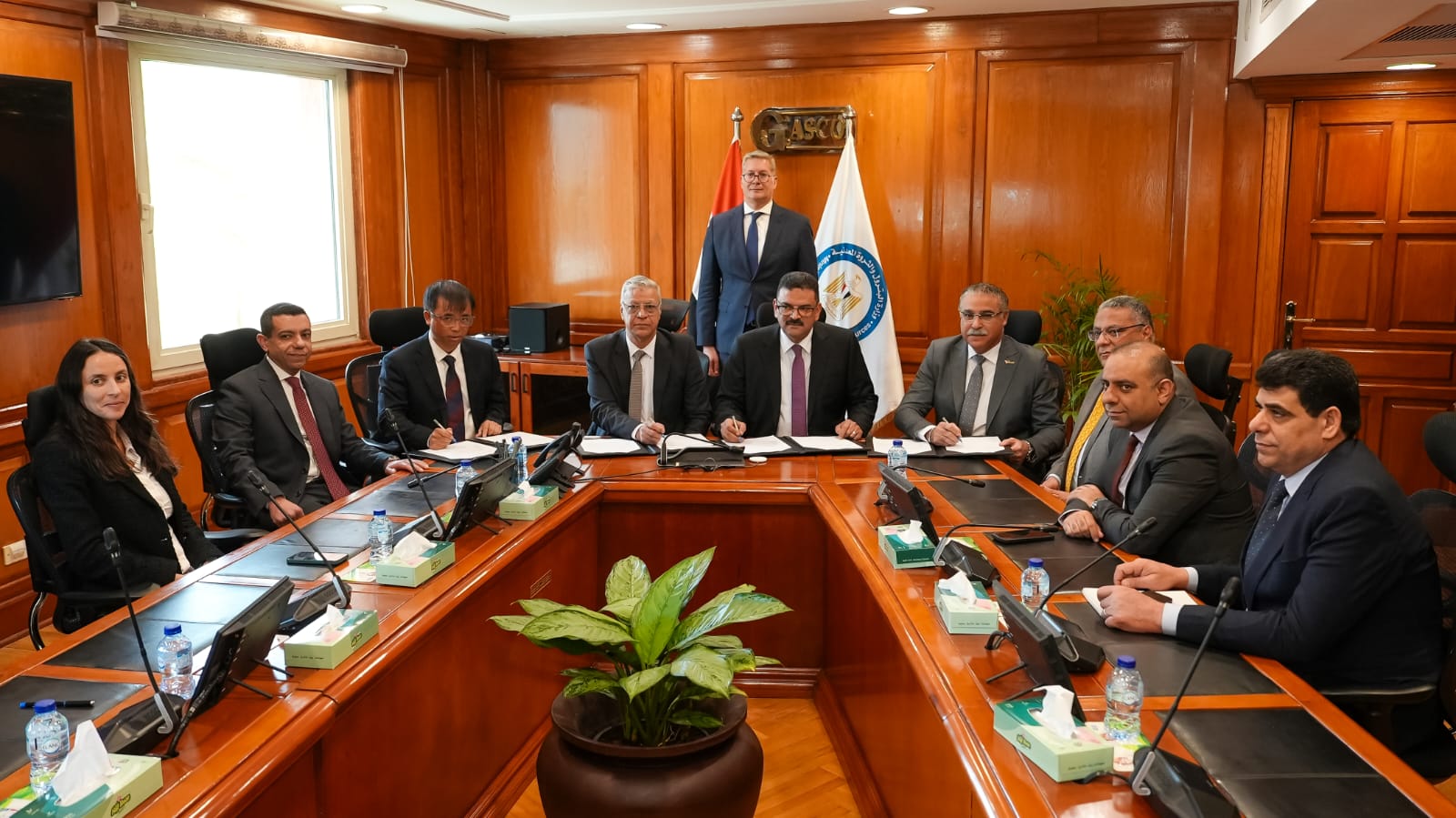 وزير البترول يوقع مذكرة تفاهم مع "شينج فا" الصينية للاستثمار في التعدين 2 وزير البترول يوقع مذكرة تفاهم مع "شينج فا" الصينية للاستثمار في التعدين