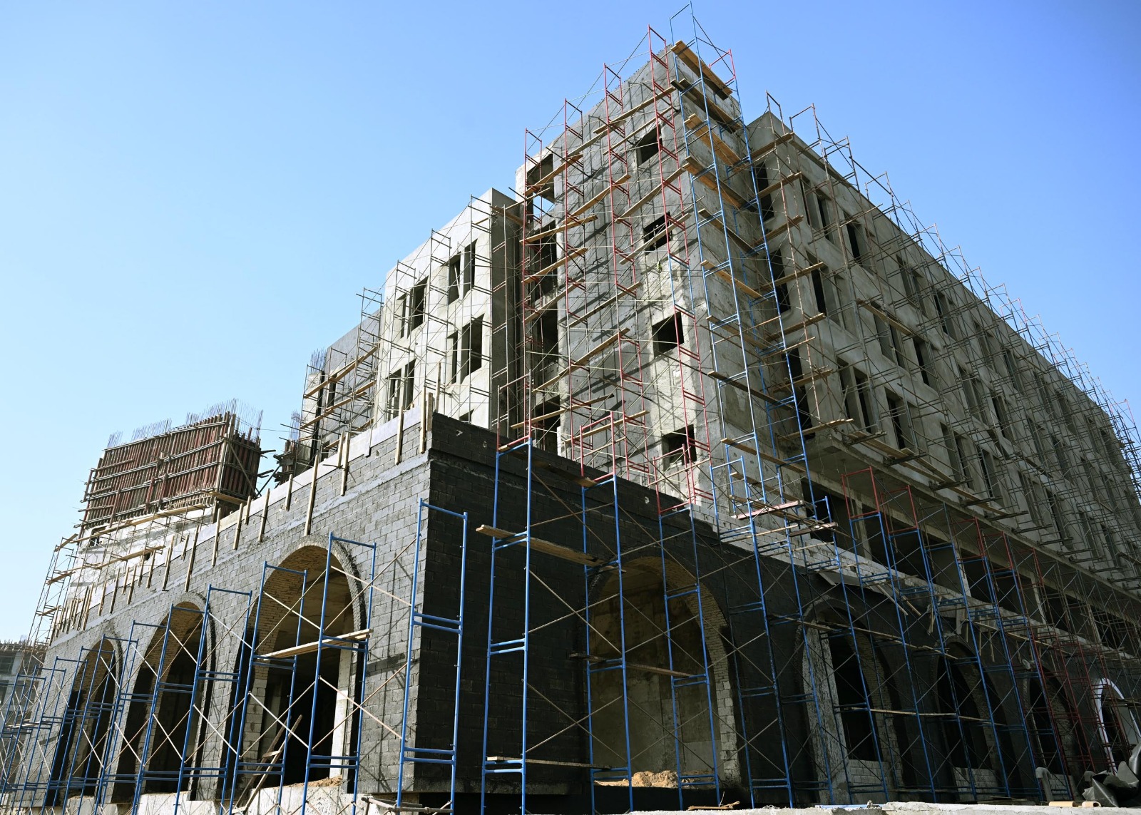 رئيس الوزراء يتفقد مشروع إنشاء مُستشفى هليوبوليس الجديدة.. صور