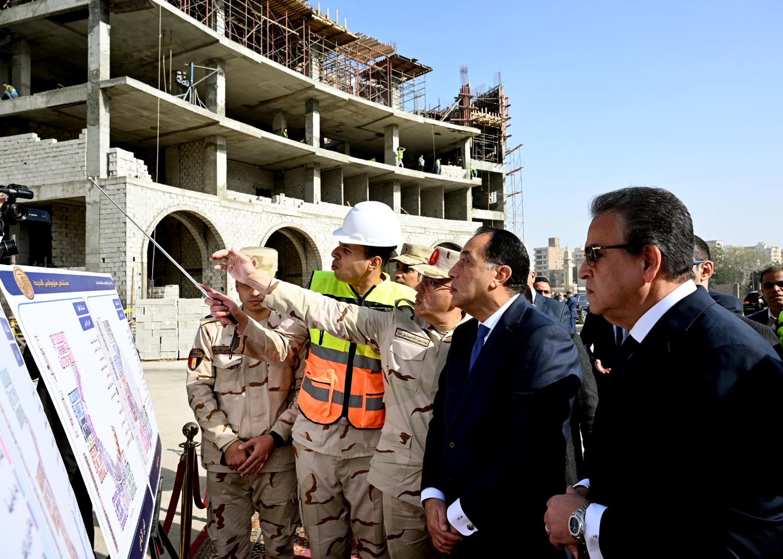 رئيس الوزراء يتفقد مشروع إنشاء مُستشفى هليوبوليس الجديدة.. صور
