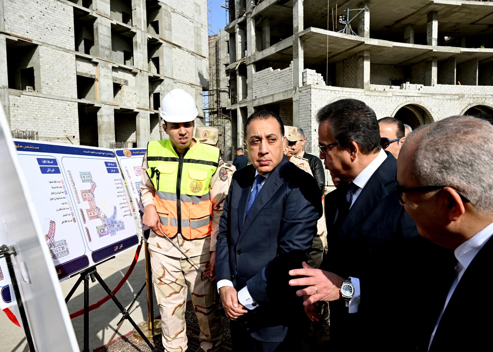 رئيس الوزراء يتفقد مشروع إنشاء مُستشفى هليوبوليس الجديدة.. صور