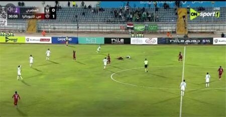 فيديو | إصابة قوية لـ محمود حمادة في مباراة المصري وسيراميكا كليوباترا.. والإسعاف يتدخل