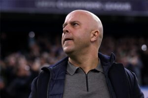 ذا أثلتيك تكشف موقف ليفربول من إقالة آرني سلوت منتصف الموسم