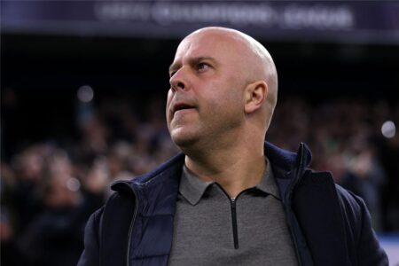 ذا أثلتيك تكشف موقف ليفربول من إقالة آرني سلوت منتصف الموسم