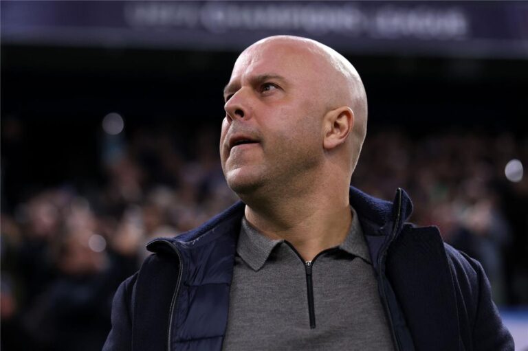 ذا أثلتيك تكشف موقف ليفربول من إقالة آرني سلوت منتصف الموسم