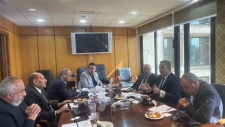 غرفة الصناعات النسيجية وتحديث الصناعة يبحثان مشاكل تدريب العمالة ونقل التكنولوجيا وشهادات الجودة