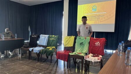 الأهلي يرتدي زيه التقليدي أمام يانج أفريكانز